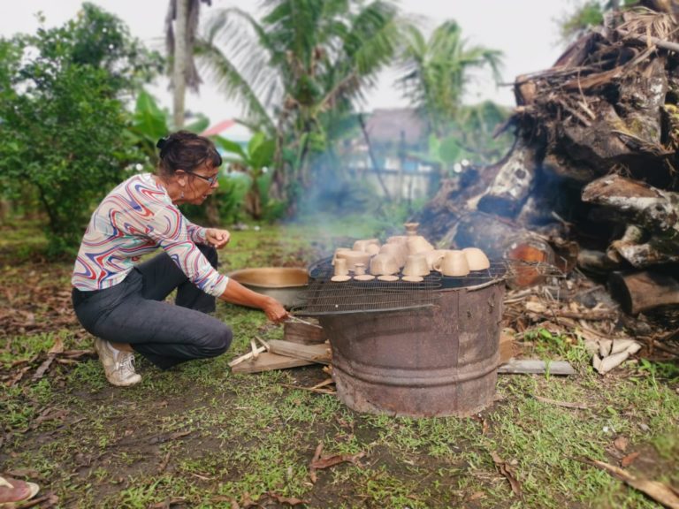 Lire la suite à propos de l’article Découvrez Linia Opoya et ses ateliers Poterie de Taluen à Maripasoula